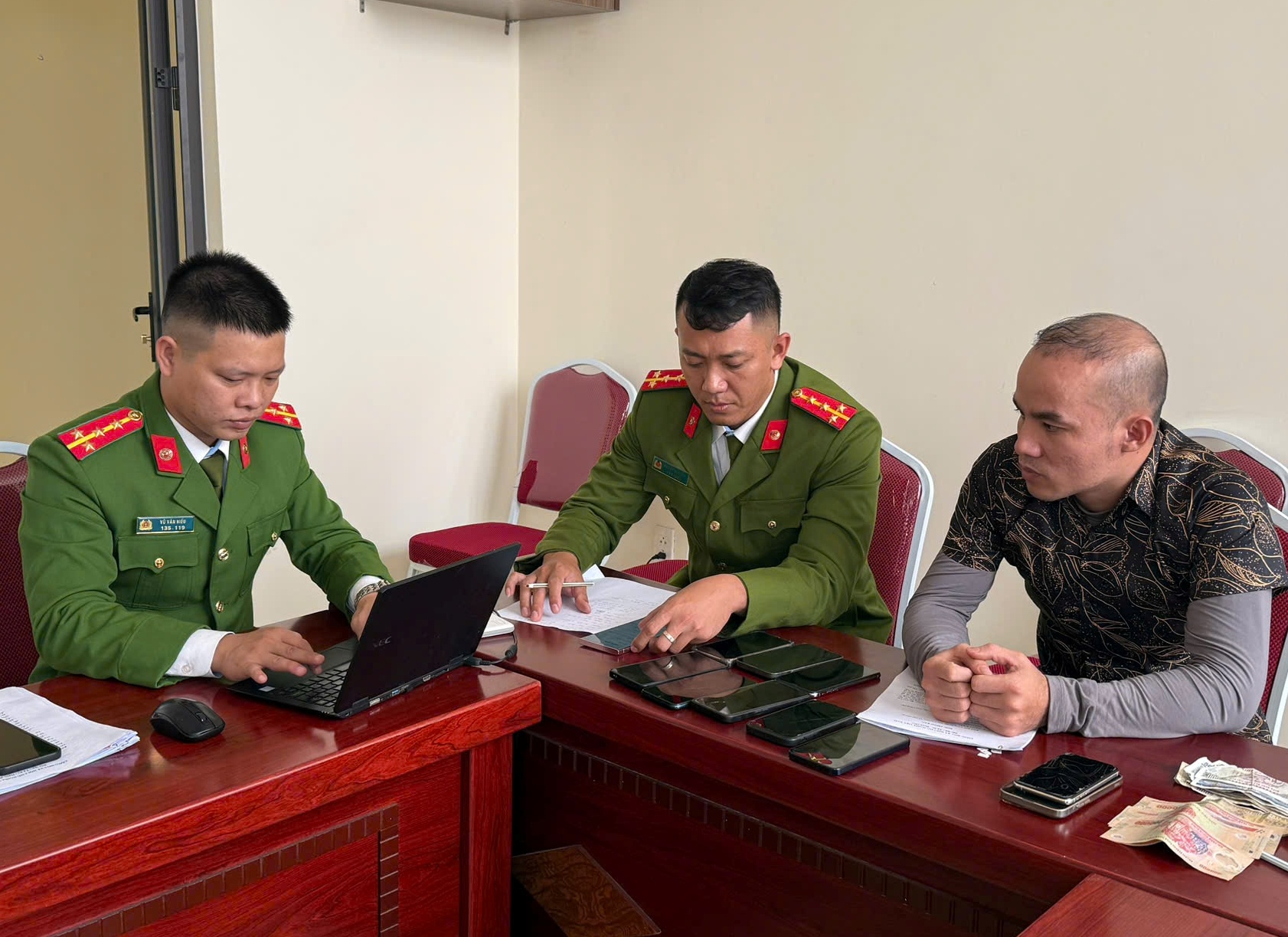 Công an Đặc khu Cát Hải: Điều tra đối tượng trộm 11 điện thoại khu xưởng lắp ráp ô tô